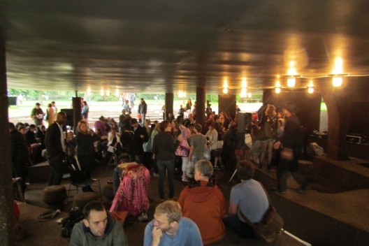 Foto do interior do pavilhão Serpentine com o público assistindo a um espetáculo musical<br />foto Roberto Segre 