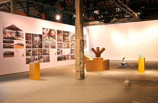 Exposição Território de Contato, Marcos Acayaba e Nicolás Robbio (módulo 2), curadoria Marta Bogéa e Abilio Guerra, Sesc Pompéia, 2013<br />Foto Juan Guerra 