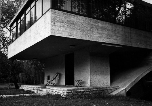Casa ponte (Casa sobre o arroio), Mar del Plata, 1947. Arquiteto Amancio Williams<br />Foto divulgação  [Museo Casa sobre el Arroyo / Secretaría de Cultura]