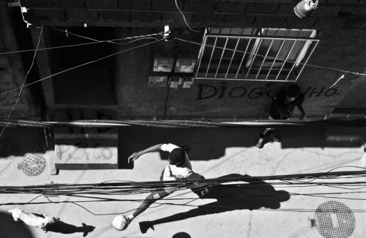 Ensaio fotográfico “Morro do Cantagalo”, por João Diniz, 2011. [divulgação]