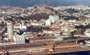Figura 2 – Vista aérea da parte mais alta e mais homogênea, constituida desde os primórdios da ocupação da área e a região do porto desenvolvida após 1910<br />Foto Eduardo Maia  [Acervo do LPUA/NPPG]