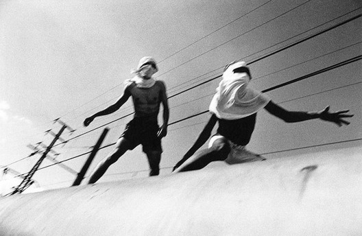 Surfistas de trem<br />Foto Rogério Reis  [Ilustração do prólogo do livro]