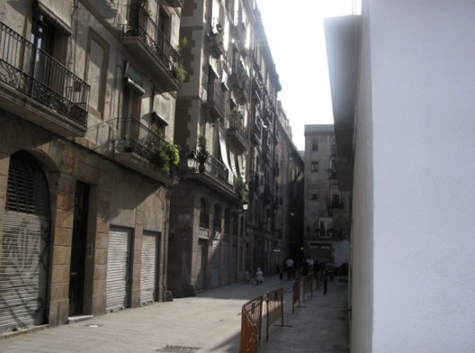 Calle del Mercado de Santa Catarina, donde se el hacinamiento, los grafittis y la suciedad, son parte cotidiana “de la otra” Barcelona, alejada de los diseños sofisticados y punteros de los grandes arquitectos internacionales<br />Foto Humberto González Ortiz 