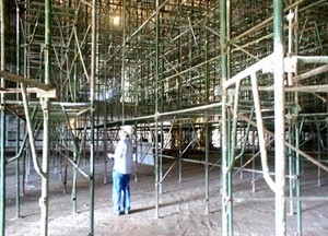 Andaimes para execução de forro durante as obras do Museu da República - Brasilia (Oscar Niemeyer, 1999)<br />Foto Danilo Matoso Macedo 