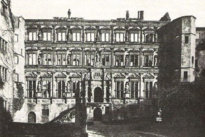 Castelo de Heidelberg - A ala Otto-Heinrich (Otto-Heinrichsbau).
Foto do Arquivo Michael Brix , Munique [HUSE, Norbert (Org.). Deutsche Texte aus Drei Jahrhunderten. München: C.H. Beck, 1996 (1a ]