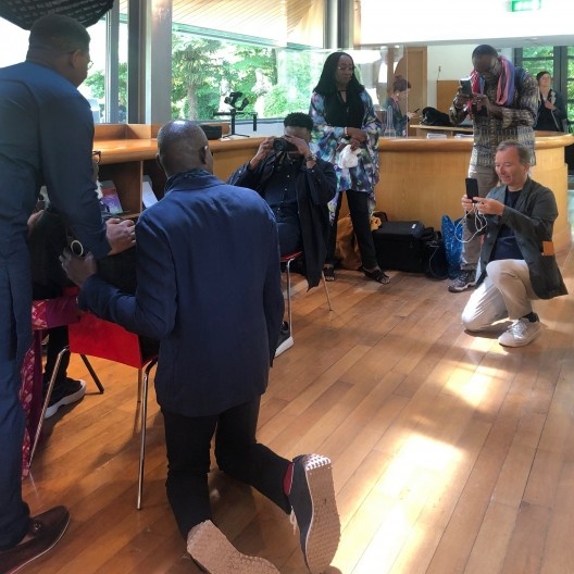 Retratando Demas Nwoko no Pavilhão de James Stirling, 19 de maio 2023<br />Foto Francesco Del Brenna 