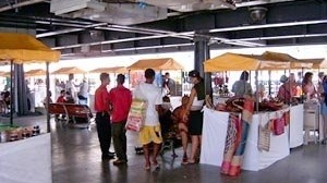 Ainda sob o Palácio, feira sob o Palácio Thomé de Souza<br />Foto Daniel J. Mellado Paz 