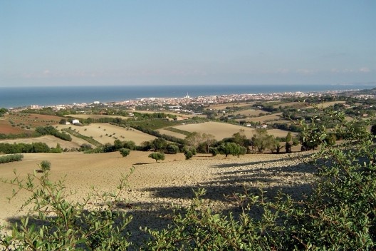 Vista panoramica desde as colinas com o Mar Adriático ao fundo. Nota-se a estrutura da área agrícola circundante à cidade e o seu potencial na formação da rede verde.<br />Foto M. Bocci 