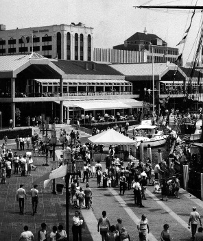 Figura 17 – O Harbor Place, festival mall do Inner Harbor, Baltimore: duas edificações idênticas com conjuntos de lojas, gastronomia e atrações turísticas, e uma área aberta para eventos entre elas. Arquiteto Benjamin Thompson [In Process # 89, 1990]