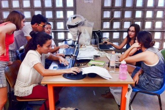 Oficina de Modelos, 12 de fevereiro, manhã, alunos desenvolvendo em CAD o projeto e acertando desenhos para os cortes das peças nas máquinas<br />Foto Abilio Guerra 