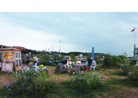 Late afternoon last summer at the Tempelhof Park vegetable garden: beer and nice conversation close to nature. <br />Foto Cecilia Herzog 