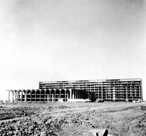 O Itamaraty ainda em obras com a super-estrutura da arcada já completa [Arquivo Público do Distrito Federal; 20 jun. 1966]