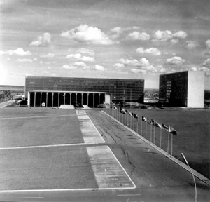 O Itamaraty registrado cerca de um mês depois de sua derradeira inauguração em 1970. Destaca-se conexão direta entre o Palácio e a Esplanada, sem a presença do toldo que cobre este nobre acesso [Arquivo Público do Distrito Federal; maio 1970]
