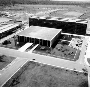 O Palácio flutuando sobre o espelho d’água com jardins aquáticos de Burle Marx, com destaque para o renque de buritis à esquerda [Arquivo Público do Distrito Federal; 11 jan. 1970]