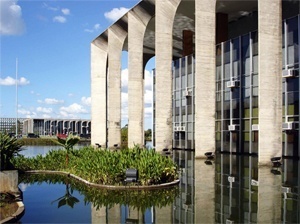 Itamaraty e o Palácio da Justiça: além dos espelhos d'’gua e do concreto armado aparente, o valor da arcada estabelecia um vínculo mais forte entre ambos, até a reformulação dos arcos do Palácio da Justiça pelo próprio autor, em meados nos anos 80<br />Foto Eduardo Rossetti, 2008 