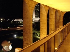 O Congresso Nacional visto da varanda do Itamaraty. Destaca-se o peitoril definido pelo módulo da própria caixilharia com um apoio de madeira generoso e estratégico para debruçar-se, recostar-se, deixar as taças...<br />Foto Eduardo Rossetti, 2008 