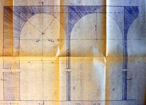 Desenho que mostra a articulação entre o arco padrão e o arco da extremidade da arcada, em que se percebem as diferenças entre ambos. Destaca-se o desenho da textura do concreto, com linhas bem marcantes para  configurar a arcada [Arquivos do Setor de Arquitetura do Ministério das Relações Exteriores]