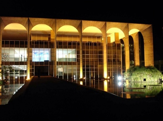 A transparência da caixa de vidro quando iluminada revela os salões, a circulação e o afresco de Volpi para a capela dedicada a D. Bosco<br />Foto Eduardo Rossetti, 2008 