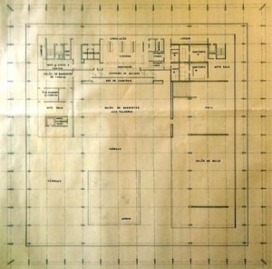 Desenho da planta do 3º pavimento, onde estão os salões do Palácio e a varanda. Destaca-se a trama de eixos da modulação estrutural e espacial de 6x6m [Arquivos do Setor de Arquitetura do Ministério das Relações Exteriores]
