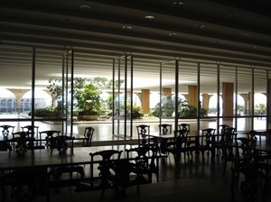 O Salão de Banquetes abrindo-se para a varanda e seu jardim através dos painéis pivotantes. Ao fundo, enquadrado pela arcada, o Palácio da Justiça<br />Foto Eduardo Rossetti, 2008 