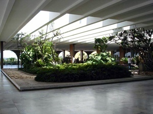 O jardim e a varanda são iluminados por uma pérgola entre as vigas do sistema estrutural da laje de cobertura. As vigas da laje de cobertura ficam parcialmente rebaixadas, criando uma textura com contrastes de claro/escuro sobre todo o pavimento<br />Foto Eduardo Rossetti, 2008 