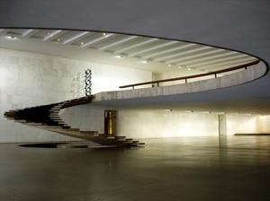 A majestosa escada de acesso ao vestíbulo superior - o mezzanino - que é parte fundamental no percurso de acesso aos salões sociais do Palácio<br />Foto Eduardo Rossetti, 2008 