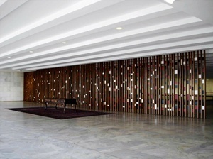 A Sala dos Tratados articula as duas alas em que se localizam os gabinetes do Ministro e do Secretário Geral. Destaca-se a treliça de Athos Bulcão e a mesa em que a Princesa Isabel assinou a Lei Áurea<br />Foto Eduardo Rossetti, 2008 