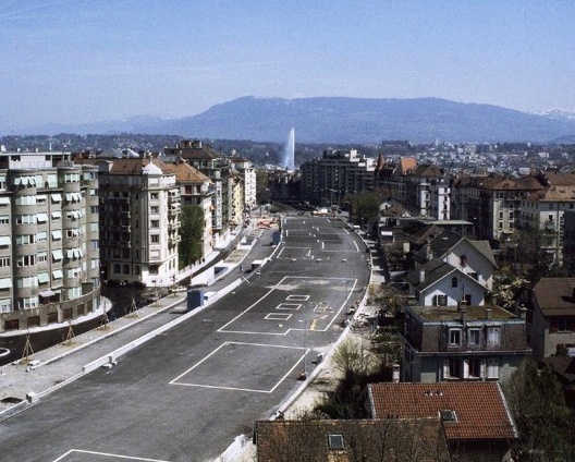 Parque linear sobre linha de trem CFF, marcação no solo para avaliação de usos, Geneva, Suíça, 1992-2002. Arquiteto Pierre Bonnet<br />Foto divulgação 