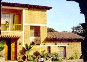 Casa en Tepoztlán, Morelos. Adobe 28x10x40 cm. Arq. A. R. Ponce
