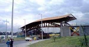 Puente peatonal cubierto, 45 m luz. Bogotá, Colombia. Estructura de caña guadua y bambú. Arq. Simón Vélez