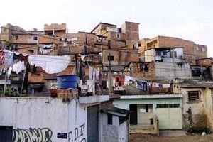 Favela ‘Inferninho’ em Embu das Artes na periferia oeste de São Paulo<br />Foto Merten Nefs, fev. 2005 