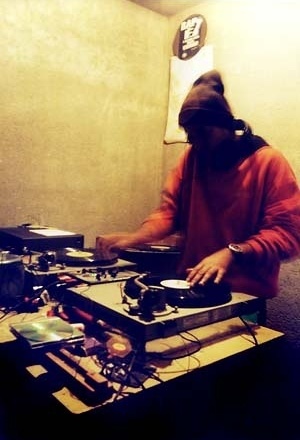 Posse de HipHop que desenvolve programas sociais em Embu<br />Foto Merten Nefs, fev. 2005 