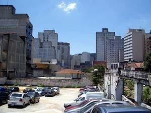 O vazio no Bixiga, ao lado do Teatro Oficina, onde vai ser implantado o shopping<br />Foto Merten Nefs, fev. 2005 