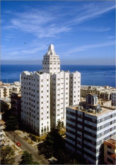 Prédio de Apartamentos López Serrano, El Vedado, 1932. Arquitetos Ricardo Mira & Miguel Rosich<br />Foto Roberto Segre 