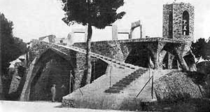 Cripta da Capela Güell, Barcelona, 1915, Arquiteto Antoni Gaudí [www.gaudiclub.com]