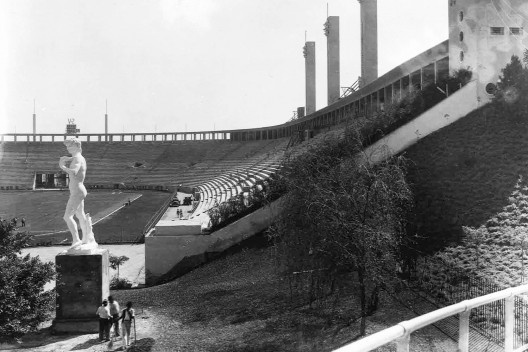 Estádio e complexo poliesportivo do Pacaembu, época da inauguração, São Paulo, anos 1940<br />Foto divulgação  [Acervo FAU USP / livro <i>Museu do Futebol</i>]