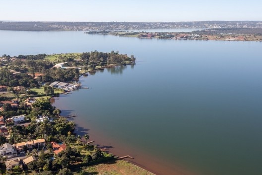 Ocupação irregular da Orla do Lago Paranoá, Brasília DF<br />Foto Joana França 
