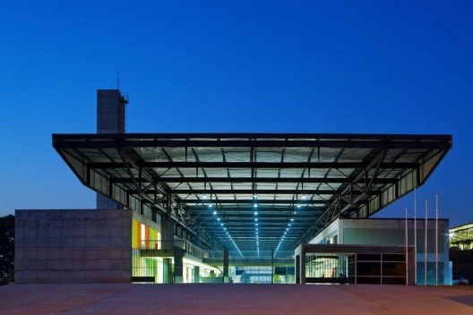 CEU Guarulhos Pimentas, Guarulhos SP. Arquitetos Mario Biselli e Arthur Katchborian, Prêmio APCA 2010, primeira edição a distinguir a modalidade Arquitetura e Urbanismo<br />Foto Nelson Kon 