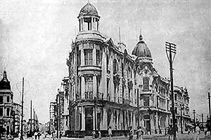 O Recife Novo visto da Praça Rio Branco. O edifício eclético original é o segundo à direita  [Departamento de Iconografia da Fundação Joaquim Nabuco]