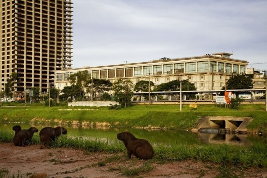 Shopping Daslu, Marginal do Rio Pinheiros, São Paulo<br />Foto Nelson Kon 