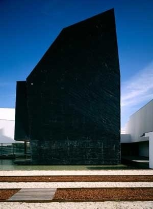 Módulo das exposições temporárias. Elevação sul<br />Foto Daniel Malhão 