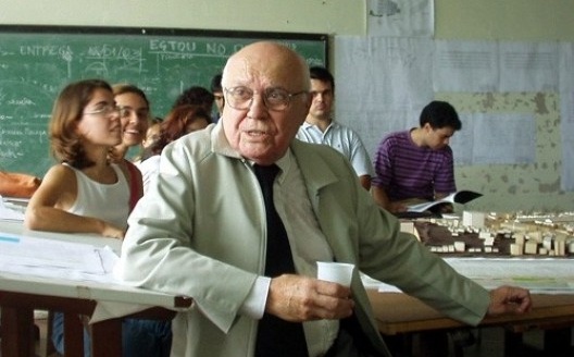 Francisco Bolonha em banca final de uma turma de Projeto de Arquitetura 5 na FAU/UFRJ<br />Foto Marcia Poppe, 2003 