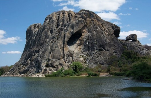 Pedreira e lago, Quixadá CE<br />Foto José Tabacow 
