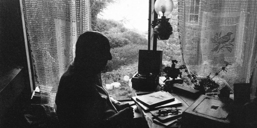 Neruda em seu escritório de Isla Negra<br />Foto Luis Poirot 