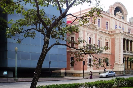 Espaço TIM UFMG do Conhecimento, arquiteta Jô Vasconcellos, e Museu das Minas e Metais (antiga Secretaria da Educação), Praça da Liberdade, Belo Horizonte<br />Foto Abilio Guerra 