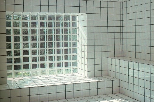 Patrick Raynaud, La Maison de Jean-Pierre Raynaud, Concreto e cerâmica, 1970, Saint-Cloud. [Fonte: HUCHET, S. Intenções Espaciais. P. 235.]