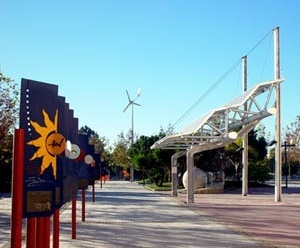 Pérgola fotovoltaica e aerogerador na Praça da Ciência, Murcia, Espanha [ARGEM – Agencia de Gestión de Energía de la Región de Murcia]