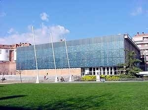 Fachada com painel fotovoltaico. Biblioteca Pompeu Fabra de Mataró, Espanha, 1998. Arquiteto Miquel Brullet [Biblioteca Pompeu Fabra de Mataró, Catalunha, Espanha. Ana Rosa de Oliveira]