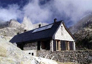 Instalacao fotovoltaica em Albergue no Parque Nacional d' Aigues Tortes-Sant Maurici, Espanha [ICAEN – Institut Català d'Energia]