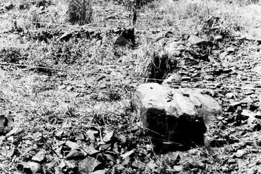 Pedra com furo para banana de dinamite, Campus da PUC-Campinas, Campinas, 1978<br />Foto Christian Knop 